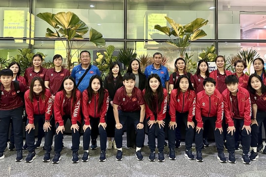 ĐT nữ Việt Nam về nước sau SEA Games 33, khép lại hành trình nhiều cảm xúc