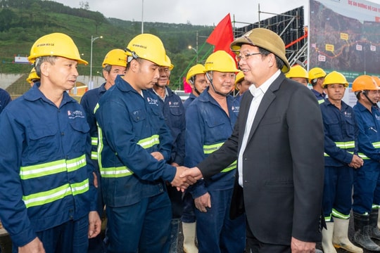 Phó Thủ tướng Hồ Quốc Dũng thăm, tặng quà người lao động dự án cao tốc Quảng Ngãi - Hoài Nhơn