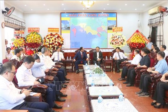 Phó Chủ tịch Quốc hội Trần Quang Phương chúc mừng Giáng sinh tại An Giang