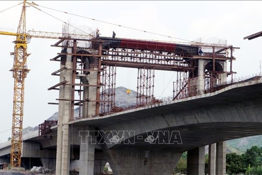 Cầu Tân Lang về đích trong niềm vui của người dân hai bờ sông Đáy