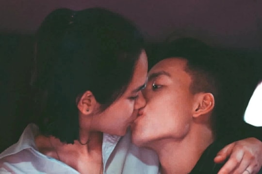 Đau đầu khi con trai 14 tuổi hôn bạn gái trong lớp