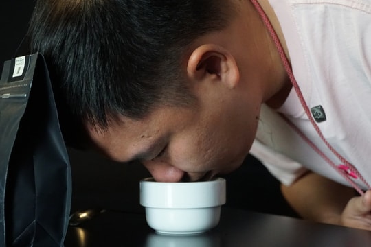 Chuyên gia lý giải hành động nếm cà phê bị chê 'mất vệ sinh'