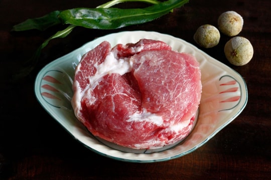 Rã đông thịt xong có cần rửa lại?