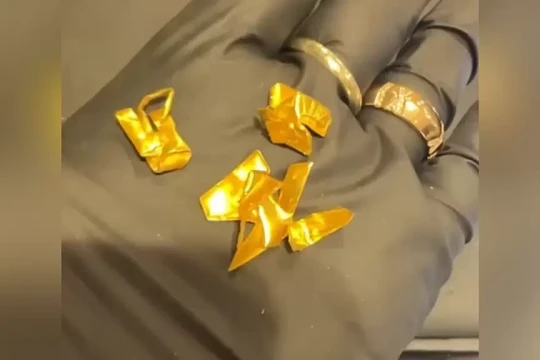 Săn vàng ròng từ logo máy điều hòa cũ