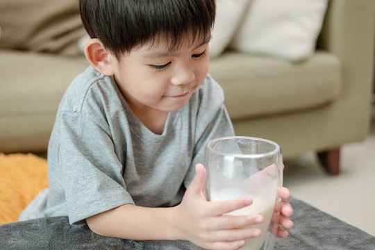 Trẻ bị dị ứng sữa bò có tiêm được vaccine không?