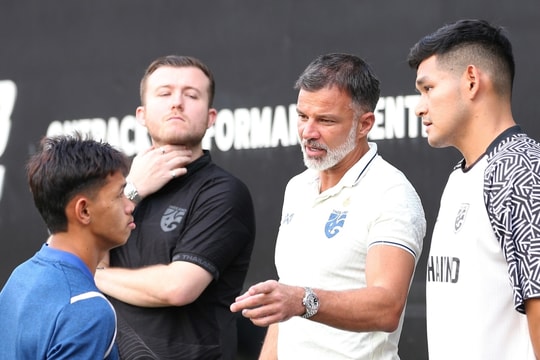 Cầu thủ Thái Lan được yêu cầu 'đá đến hơi thở cuối cùng trước Việt Nam'