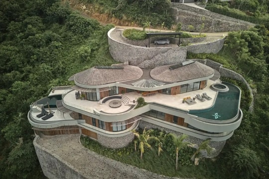 Biệt thự hơn 1.000 m2 trên đồi thiết kế 'trôi' theo sườn dốc