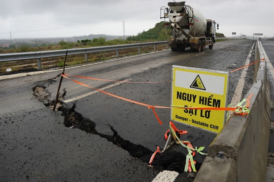 Vết sạt trượt làm ảnh hưởng tiến độ cao tốc Chí Thạnh - Vân Phong
