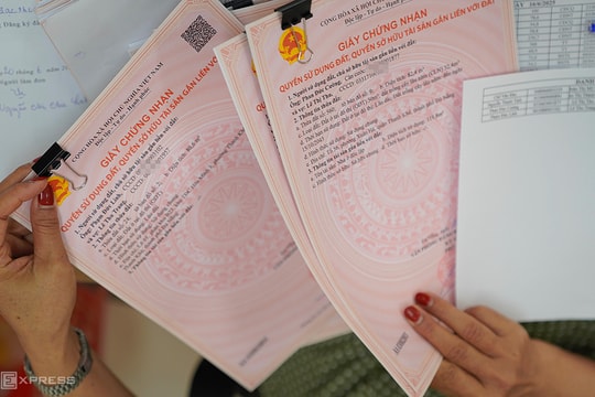 Chồng mua đất đứng tên sổ đỏ một mình, là tài sản riêng hay chung?