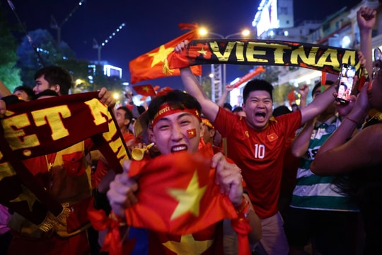 Biển người hâm mộ vỡ oà khi Việt Nam gỡ hòa 2-2 trước Thái Lan