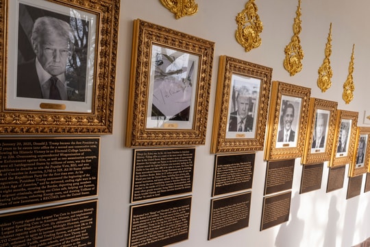 Ông Trump cho treo ảnh châm chọc hai người tiền nhiệm