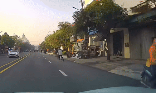 Pha tạt đầu của xe đạp thử thách kỹ năng tài xế ôtô