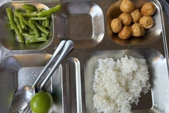 Tranh cãi suất ăn bán trú 38 K 'thua cơm công nhân'