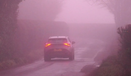 Hiện tượng lạ: Sương mù màu hồng khiến người dân kinh ngạc