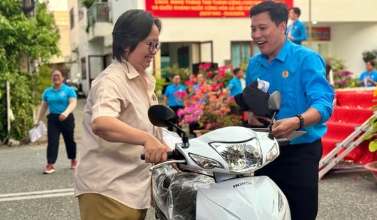 Dự tiệc tất niên, nam công nhân bất ngờ trúng thưởng xe gắn máy