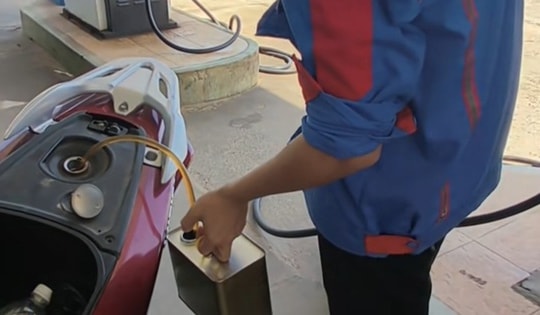 Cho thôi việc nhân viên cây xăng rút xăng của khách hàng vì không chấp nhận chuyển khoản