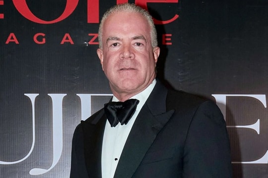 Chủ tịch Miss Universe bị truy nã