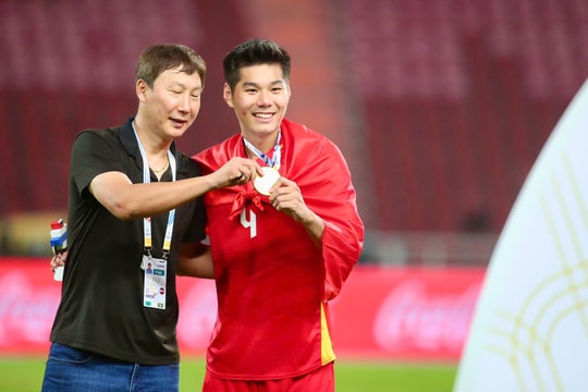 Vì sao HLV Kim Sang-sik không được nhận HCV SEA Games như ông Park Hang-seo?