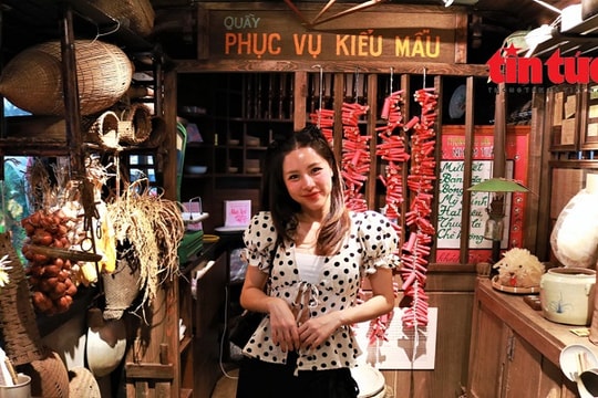 'Toa tàu di sản' xuống phố thu hút giới trẻ Hà Nội