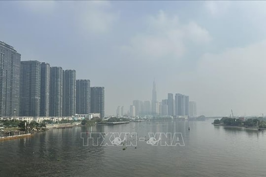 TP Hồ Chí Minh: Sương mù bao phủ, chất lượng không khí cảnh báo xấu