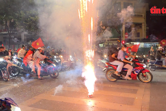 Giao thông Hà Nội 'đứng hình' vì pháo hoa bắn giữa ngã tư sau chiến thắng U22 Việt Nam