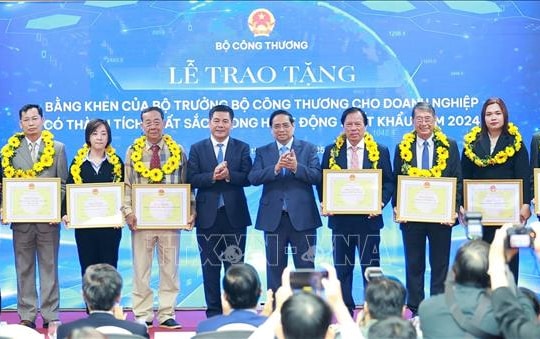 Công bố kết quả xuất nhập khẩu năm 2025 và trao bằng khen cho 27 doanh nghiệp xuất sắc