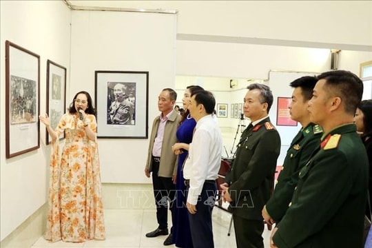 Khai mạc Triển lãm ảnh, tư liệu 'Vang mãi khúc quân hành'