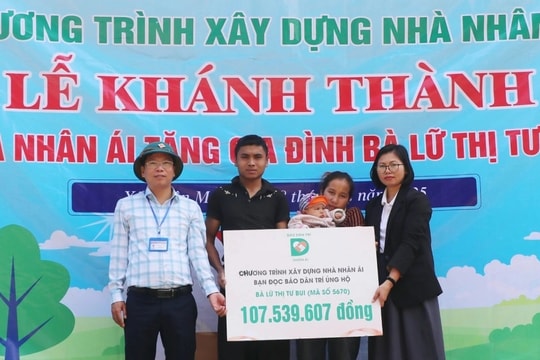 Thai phụ mất nhà sau lũ xúc động đón nhận món quà đặc biệt