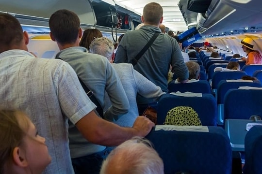 Những hành vi 'kém sang' khi xuống máy bay