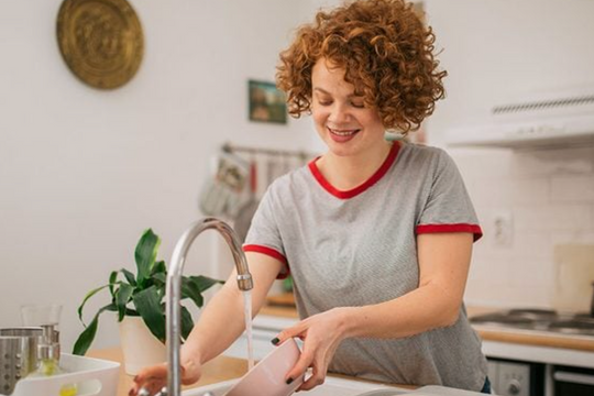 Vì sao không nên ngâm bát đĩa qua đêm?