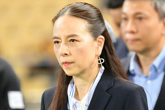 Madam Pang đeo bông tai 20.000 USD