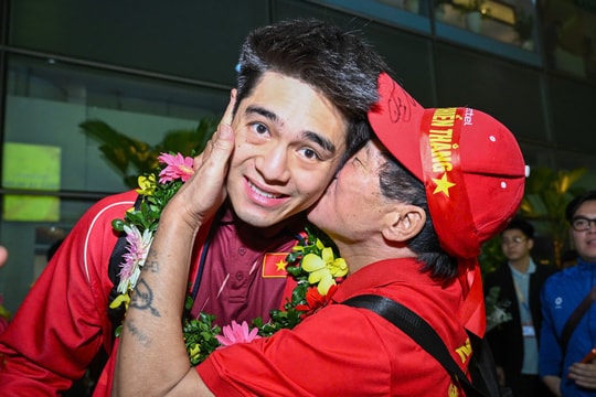 Người hâm mộ đón mừng U22 Việt Nam về nước