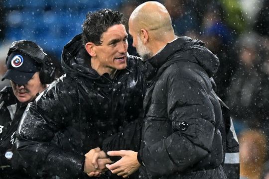 Guardiola hẹn HLV Brentford đi cà phê để tranh luận