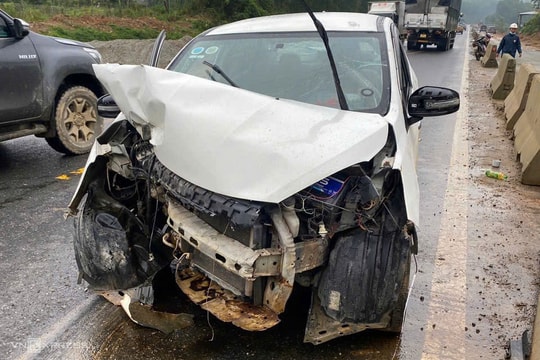 Tài xế ngủ quên, ôtô lao vào dải phân cách