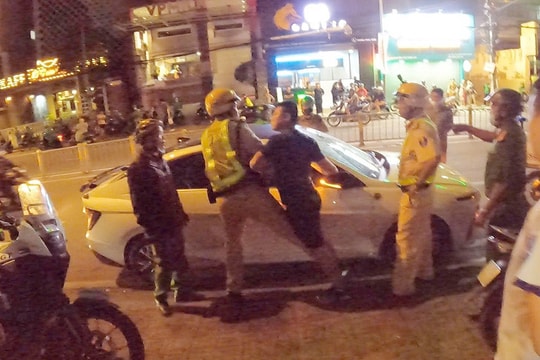 Lật tẩy chiêu tráo tài xế, la hét náo loạn để né đo nồng độ cồn
