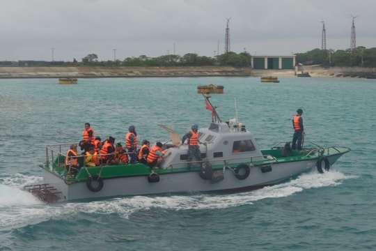 Đưa 52 người trên tàu câu mực bị cháy vào đảo Song Tử Tây