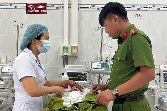 Bé sơ sinh bị vùi lấp trong lô cao su được nhận nuôi