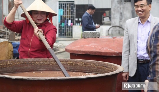 Đưa mắm truyền thống “ra khơi lớn”, người đàn ông vùng biển thu tiền tỷ mỗi năm