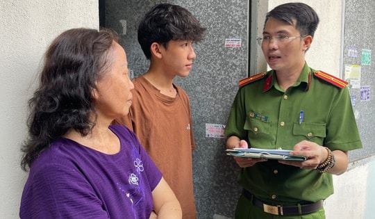 Công an TPHCM đến từng nhà phổ biến quy định "hát karaoke ồn ào giờ nào cũng bị phạt"