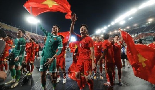 Các cầu thủ U22 Việt Nam hân hoan chia vui với người hâm mộ