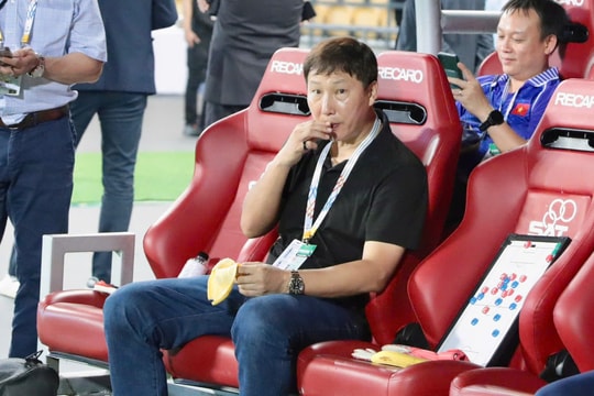 Không có HCV SEA Games, HLV Kim Sang-sik bình thản ăn vặt, quay clip học trò