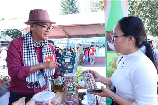 Khai mạc Hội chợ - Triển lãm quà tặng, sản phẩm công nghiệp nông thôn tiêu biểu