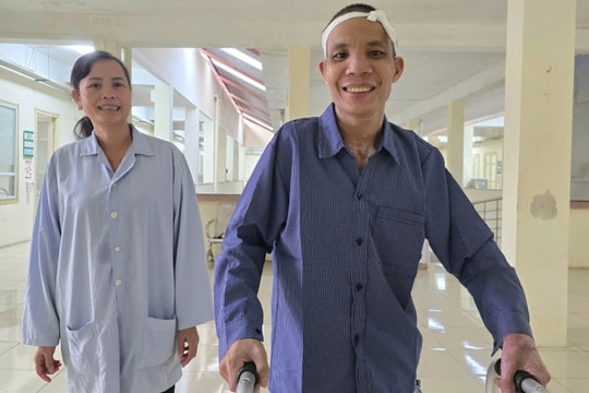 Thoát cửa tử sau tai nạn bỏng, người bố nghèo tập đi những bước đầu tiên