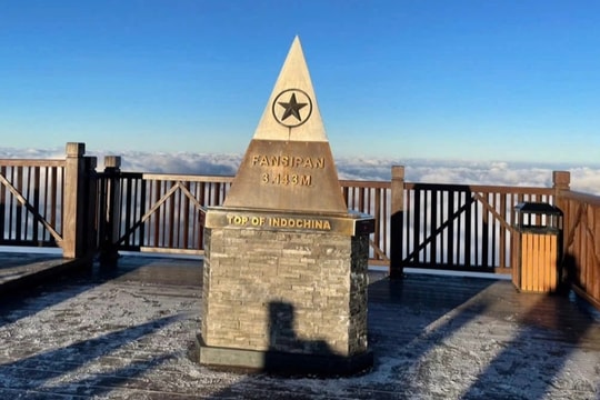 Nhiệt độ chạm 0, băng giá xuất hiện trên đỉnh Fansipan