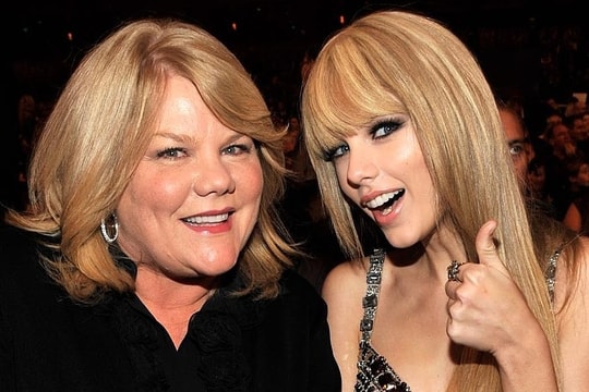 Taylor Swift được mẹ mai mối cho Travis Kelce