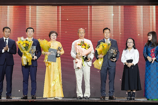 Bà Cao Thị Ngọc Dung được vinh danh 'Lãnh đạo trọn đời'