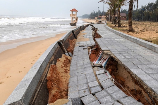 Sạt lở hàng nghìn mét bờ kè ven biển Quảng Trị