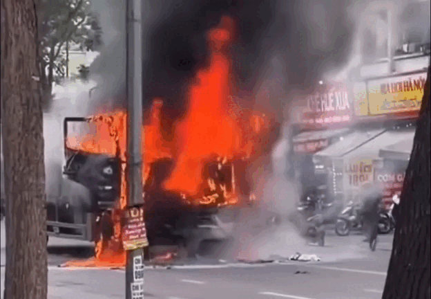 Xe tải bốc cháy trên phố Hà Nội