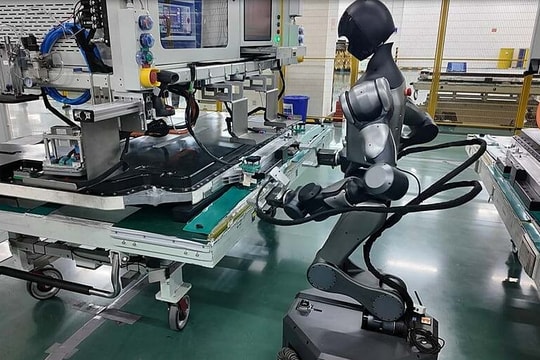 Robot hình người Trung Quốc tham gia sản xuất pin xe điện