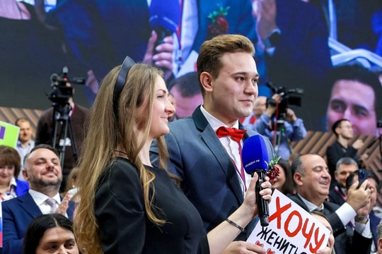 Phóng viên Nga cầu hôn bạn gái giữa họp báo với ông Putin